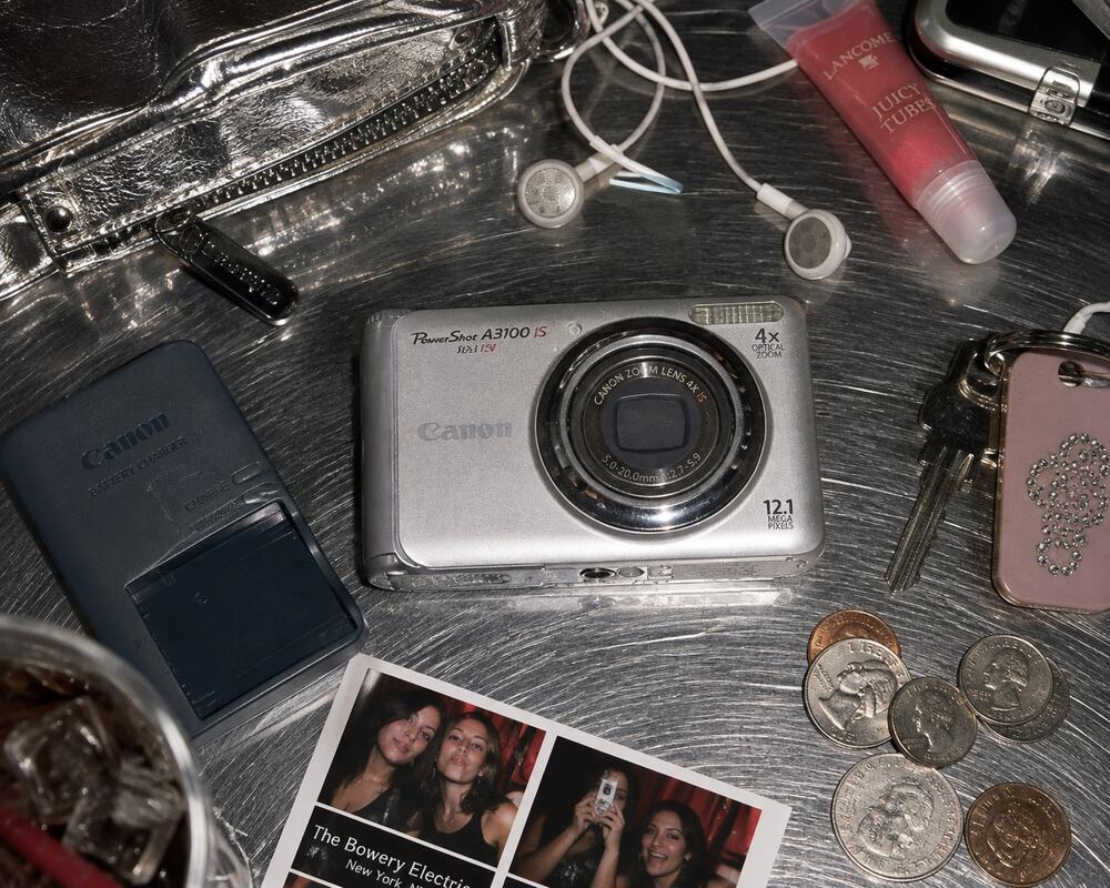 Canon PowerShot A3100 IS 12.1MP Silver Digital Camera + Battery Charger Tested